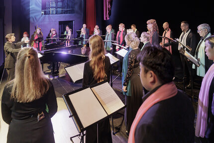 Michael Konstantin mit dem Opernchor und Extrachor des Theaters Plauen-Zwickau